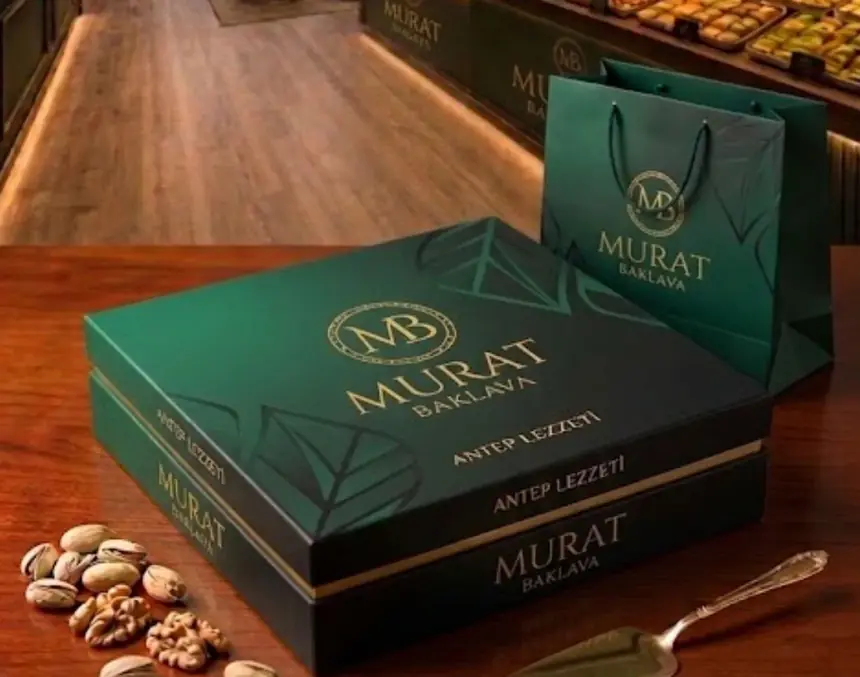 Murat Baklava Geschenkbox und Tragetasche in Smaragdgrün und Gold
